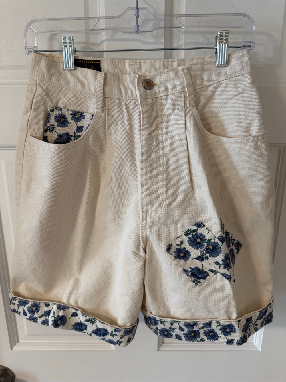Vtg. 90’s Action West Ivory Denim Shorts Floral Patchwork Accents Rare Waist 28